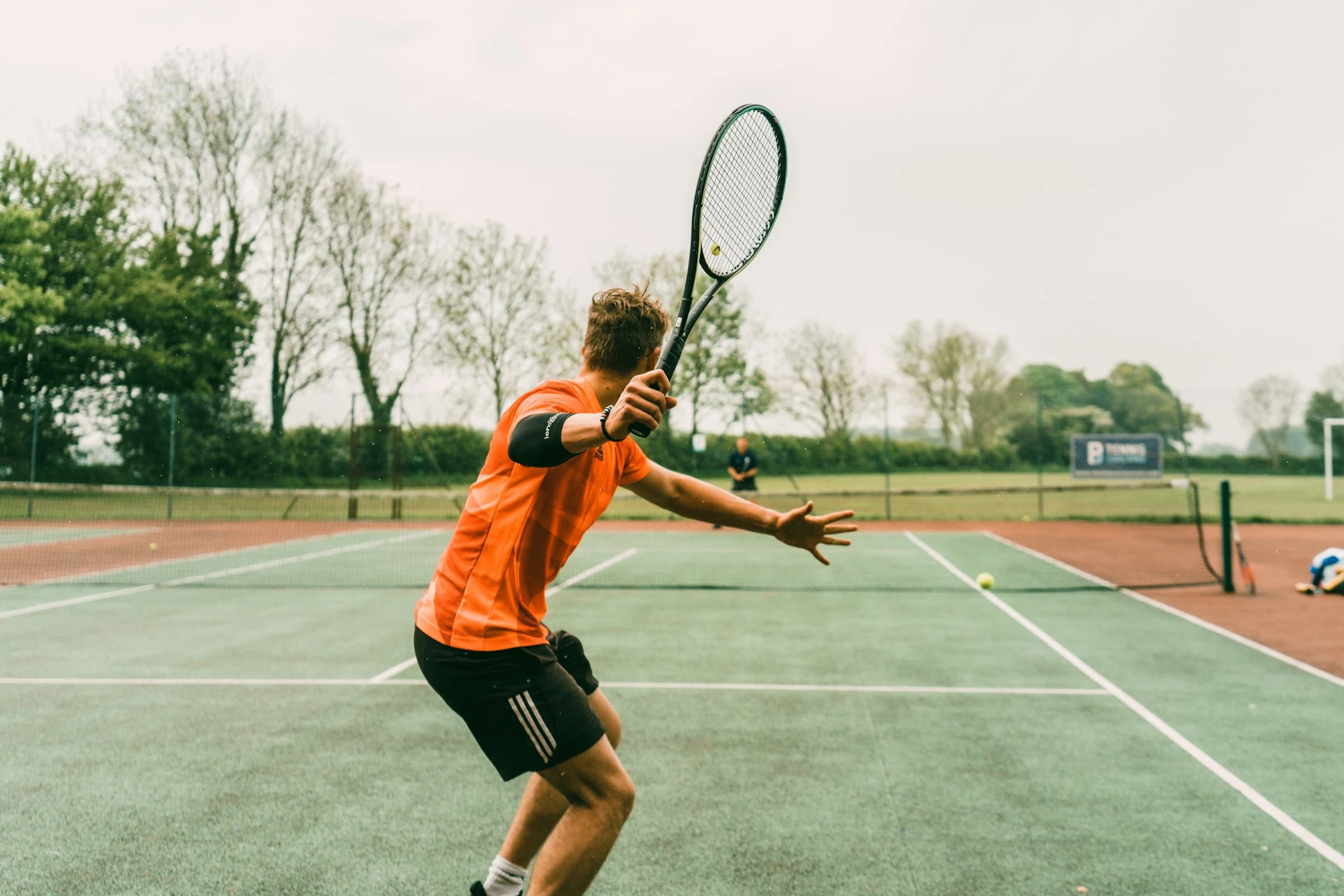 ragazzo he gioca a tennis visto da dietro